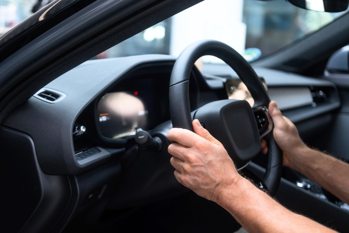 3 foolproof signs to spot a speed-camera car on the road